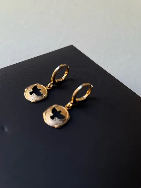 brinco de argola com pingente ouro 18k