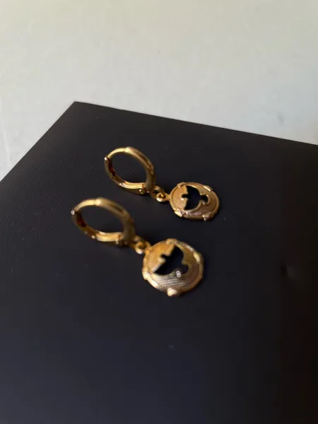 brinco de argola com pingente ouro 18k