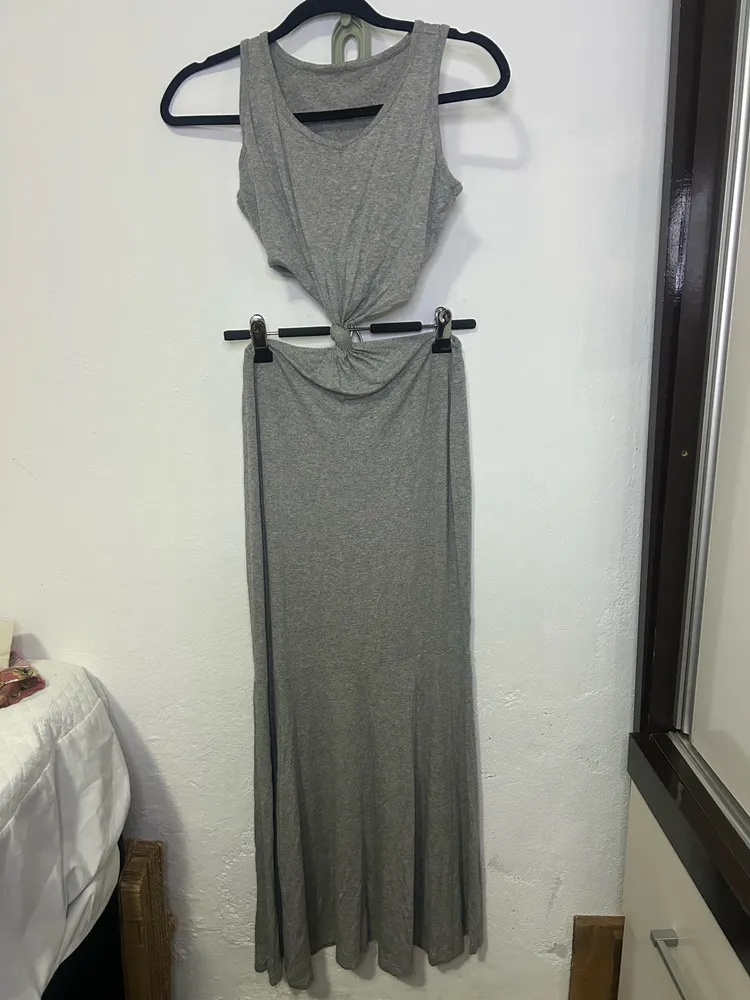 Vestido longo cinza com nó frontal