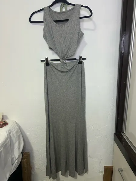 Vestido longo cinza com nó frontal