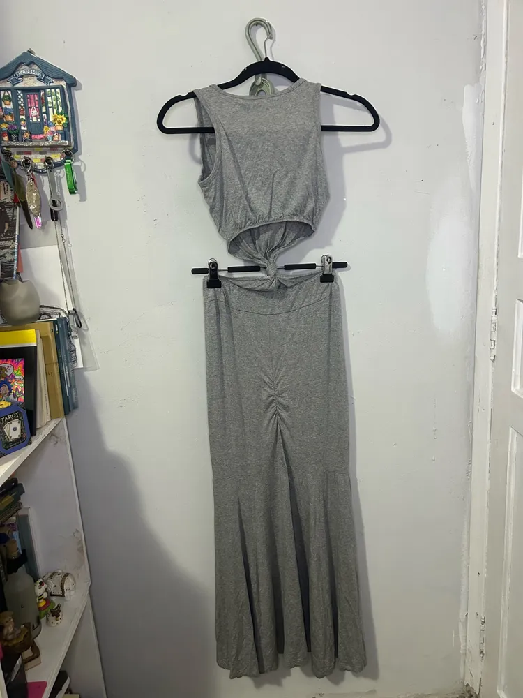 Vestido longo cinza com nó frontal