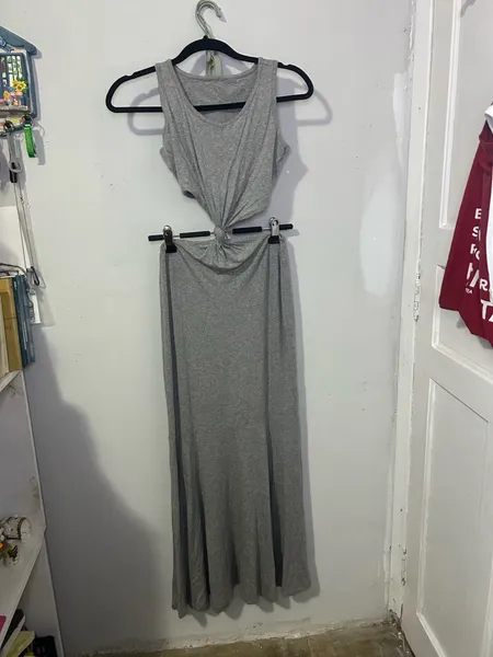 Vestido longo cinza com nó frontal