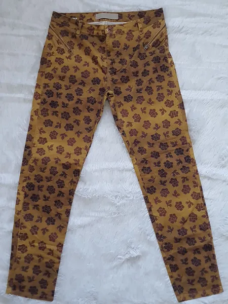 calça jeans skinny animale floral mostarda e marrom