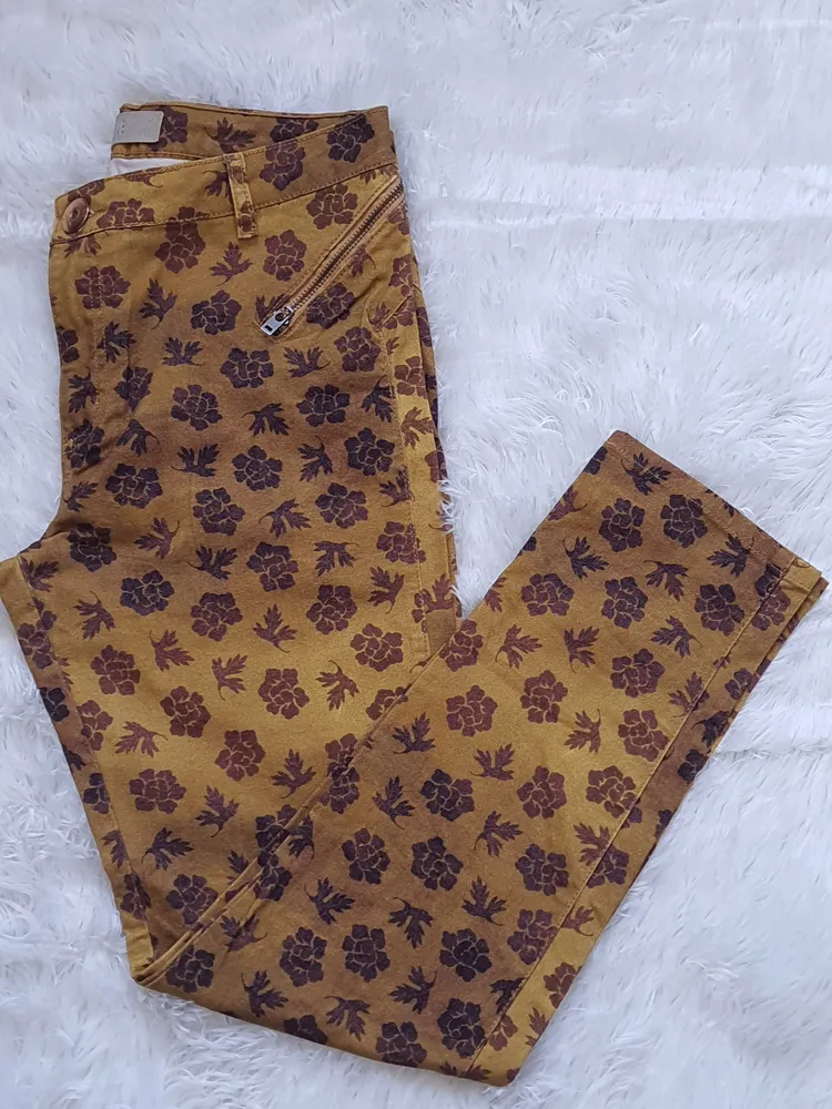 calça jeans skinny animale floral mostarda e marrom
