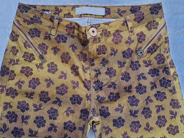 calça jeans skinny animale floral mostarda e marrom