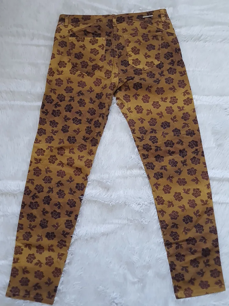 calça jeans skinny animale floral mostarda e marrom