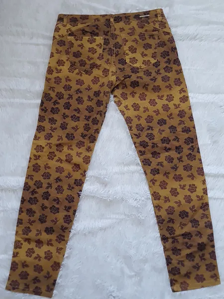 calça jeans skinny animale floral mostarda e marrom