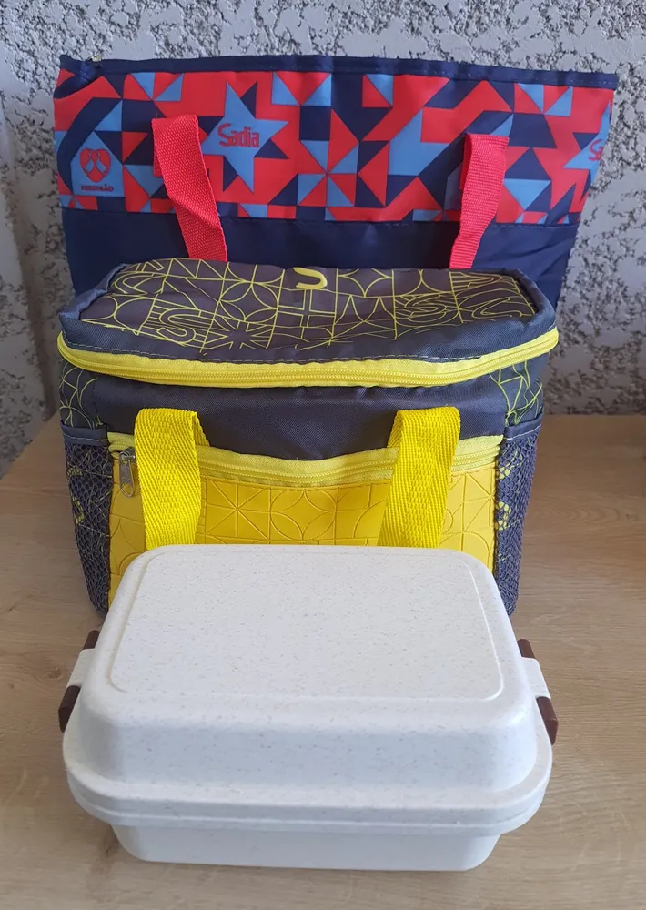 kit sadia com bolsa térmica e sanduicheira daiso