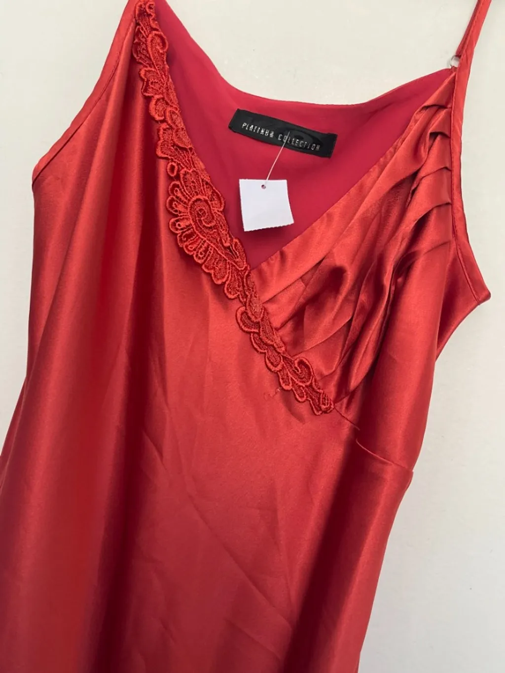 vestido de cetim vermelho