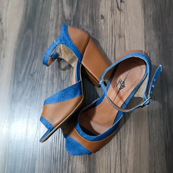 sandalia peep toe salto grosso