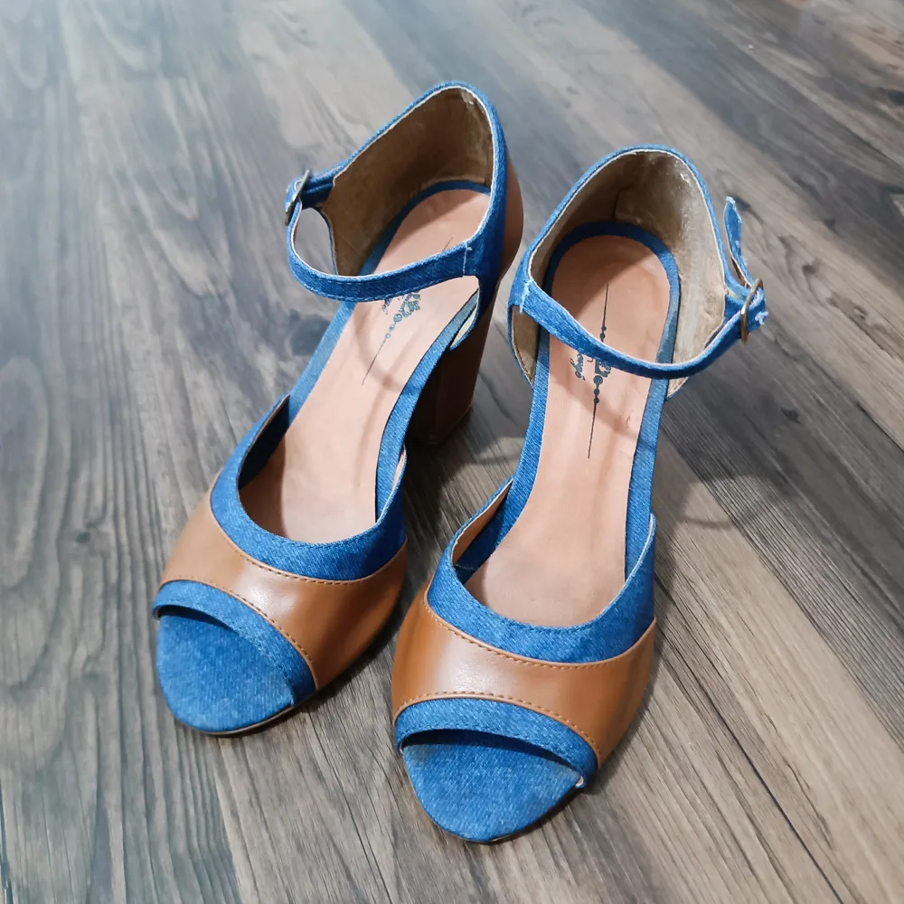 sandalia peep toe salto grosso