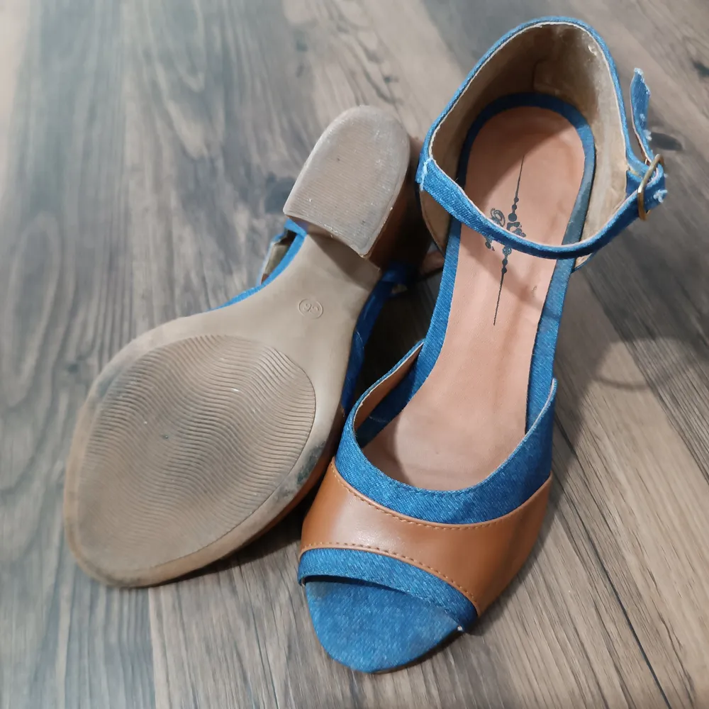 sandalia peep toe salto grosso