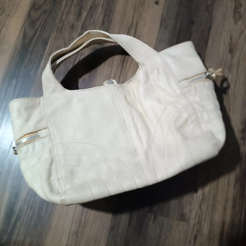 Bolsa de Ombro e Mão em Couro