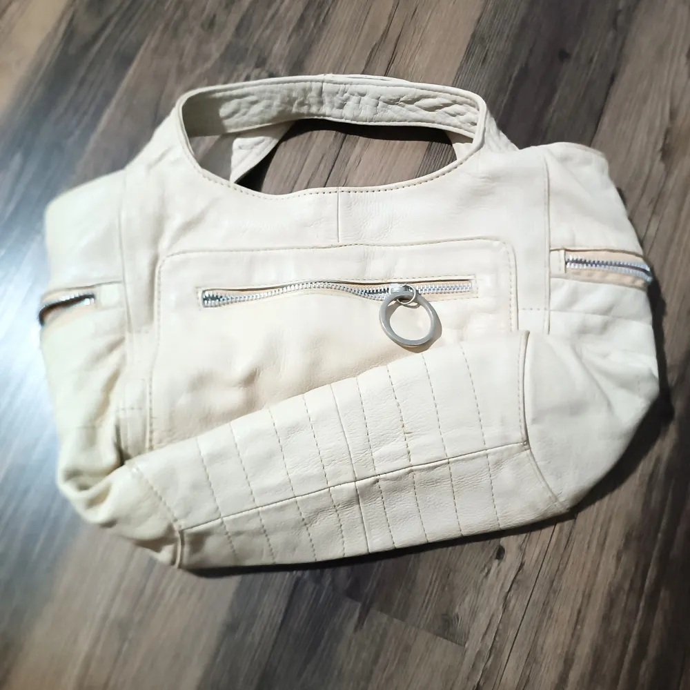 Bolsa de Ombro e Mão em Couro