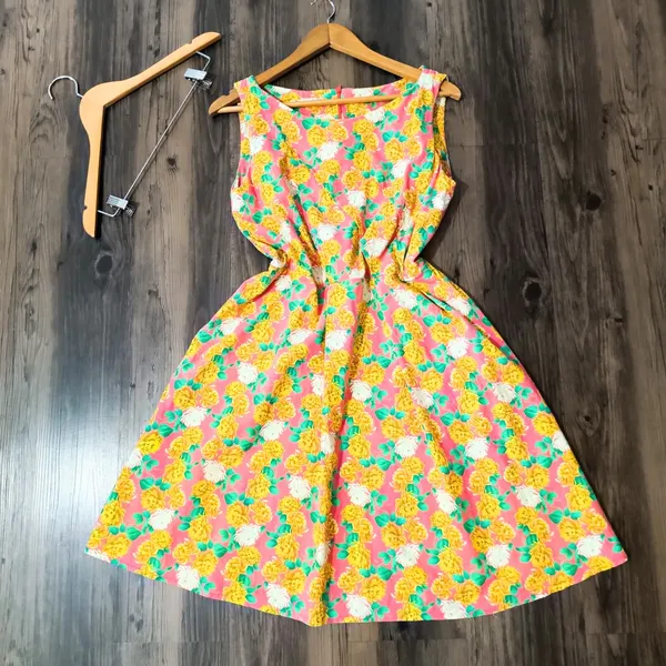 Vestido Floral com Bolsos