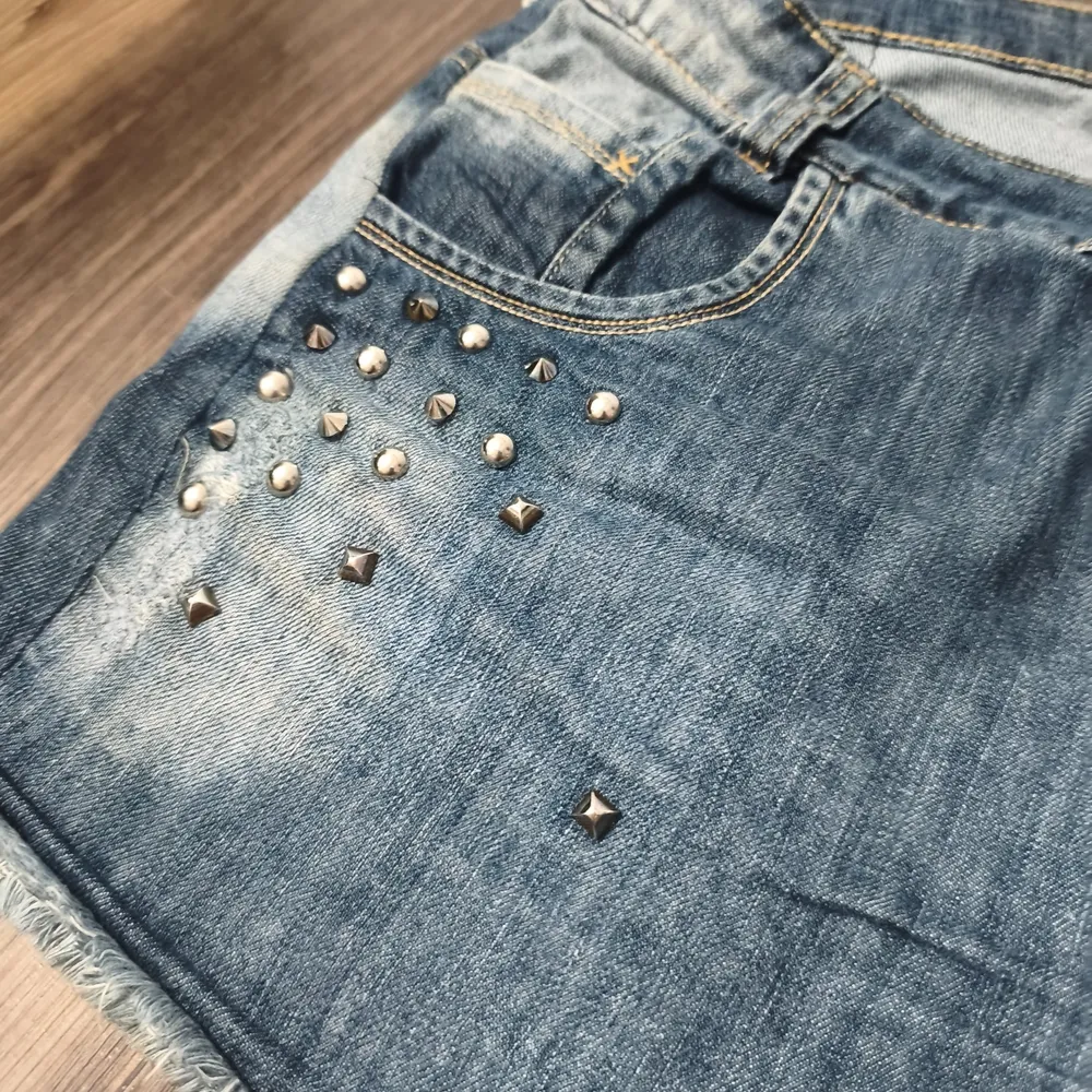 Short Jeans com Spikes
