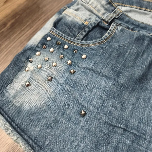 Short Jeans com Spikes