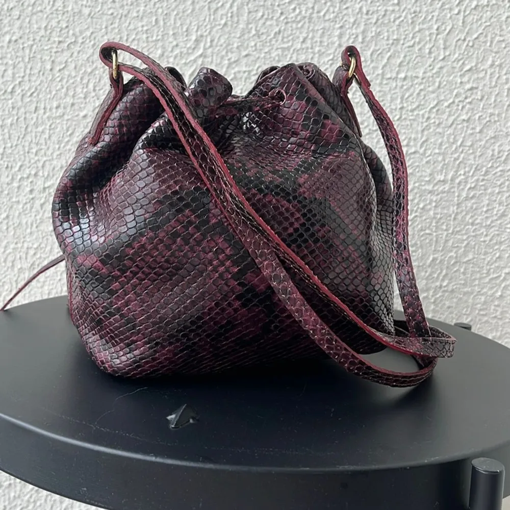 bolsa bucket couro cobra