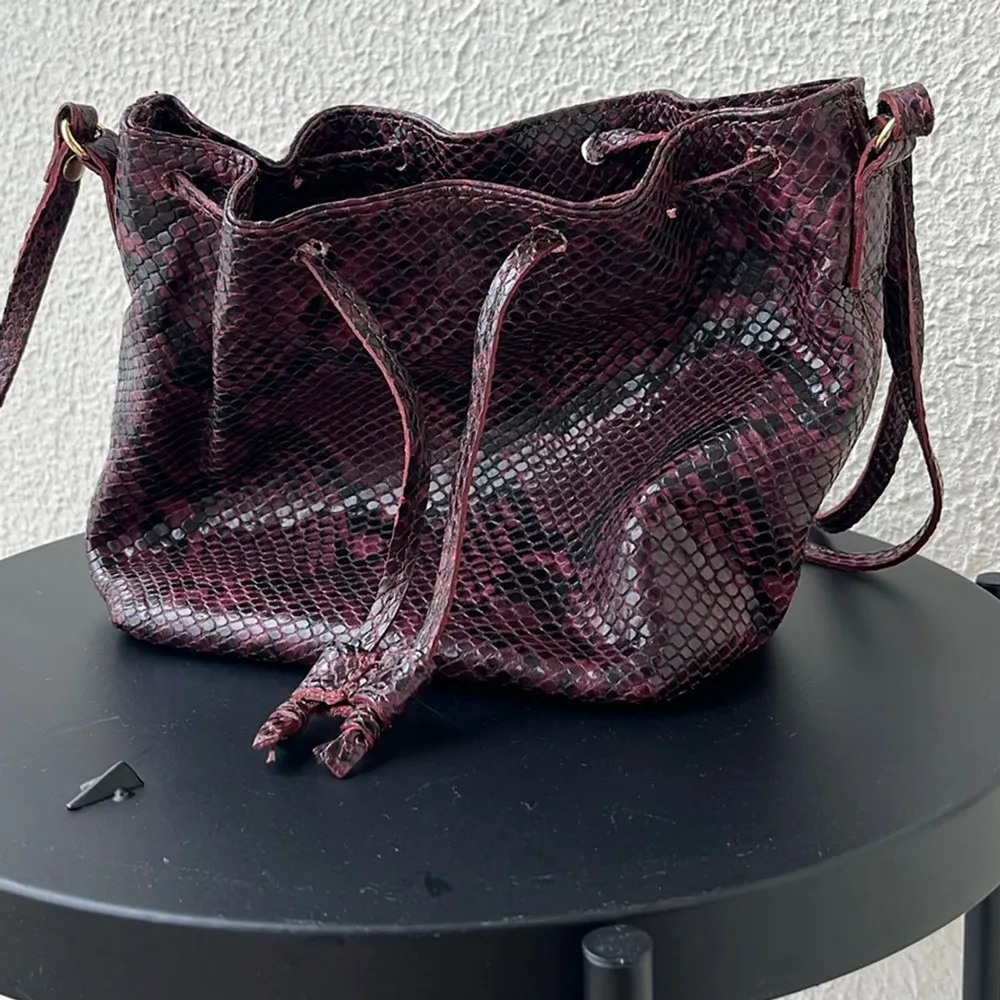 bolsa bucket couro cobra