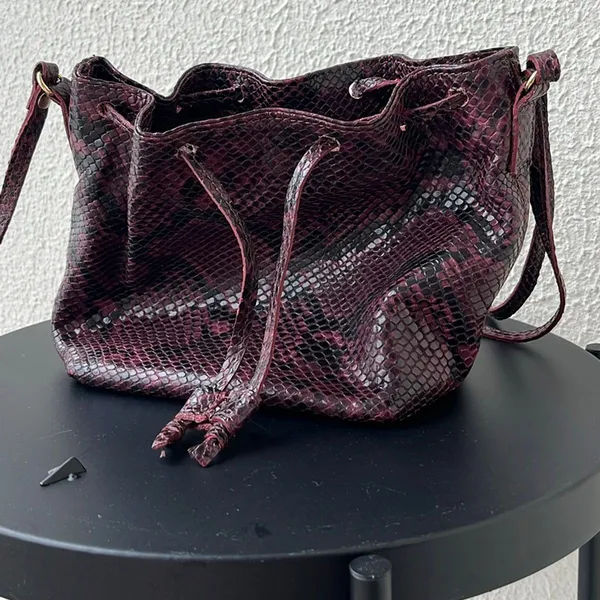 bolsa bucket couro cobra