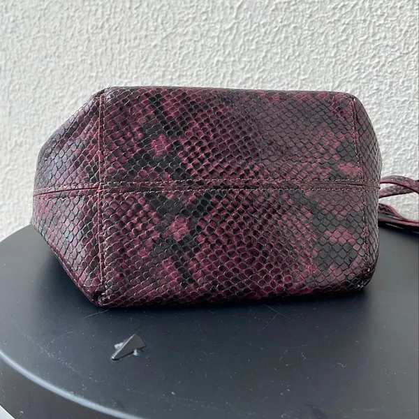 bolsa bucket couro cobra