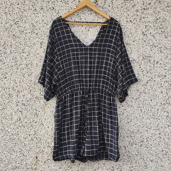 Macaquinho preto plus size