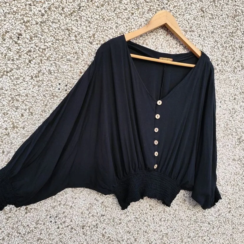 Blusa preta manga morcego