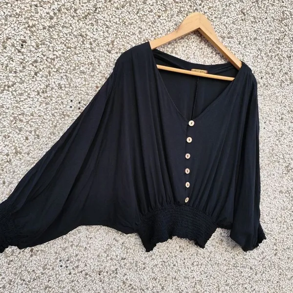 Blusa preta manga morcego
