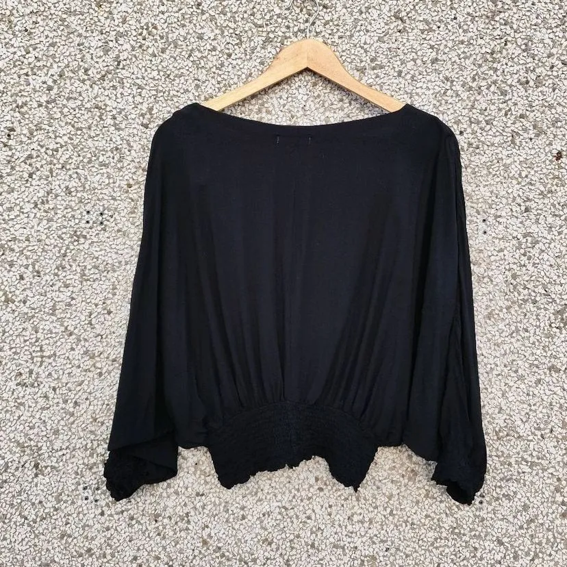Blusa preta manga morcego