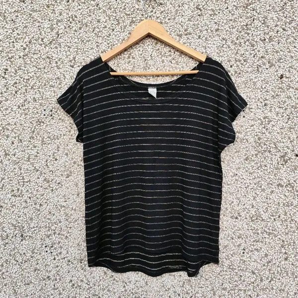 Blusa preta com fios metalizados