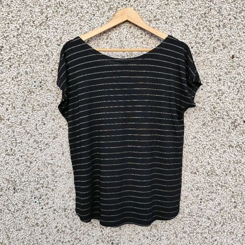 Blusa preta com fios metalizados