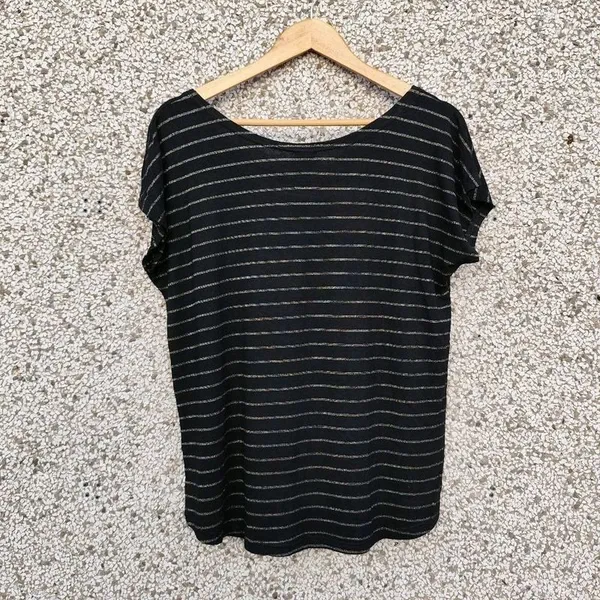 Blusa preta com fios metalizados