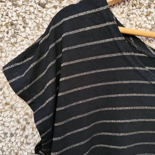 Blusa preta com fios metalizados