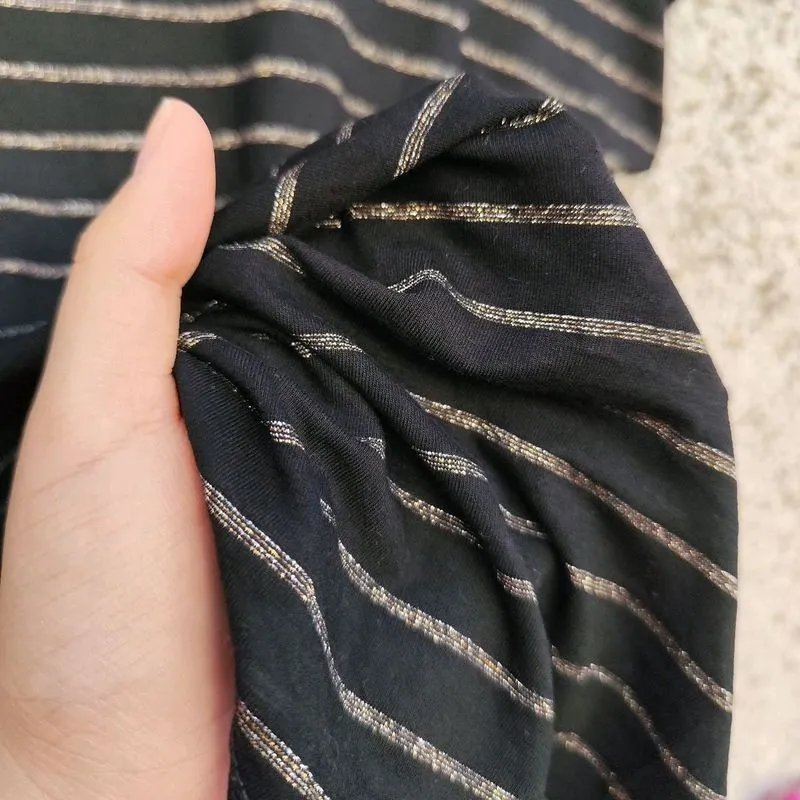 Blusa preta com fios metalizados