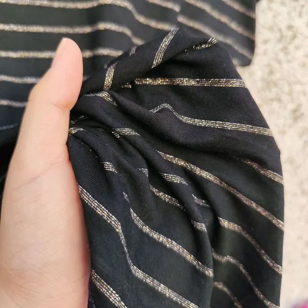 Blusa preta com fios metalizados