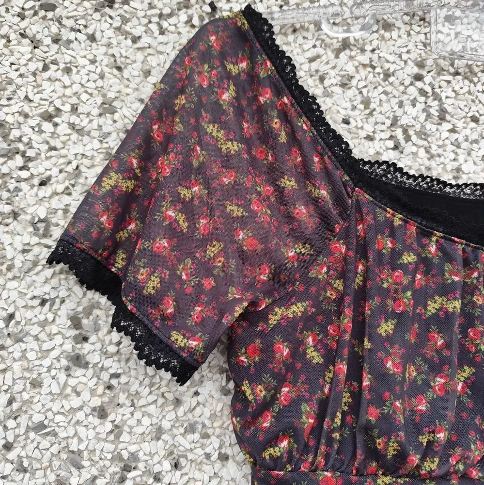 Blusa cropped ciganinha tule