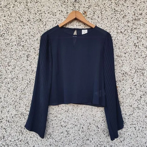 Blusa azul-marinho manga plissada