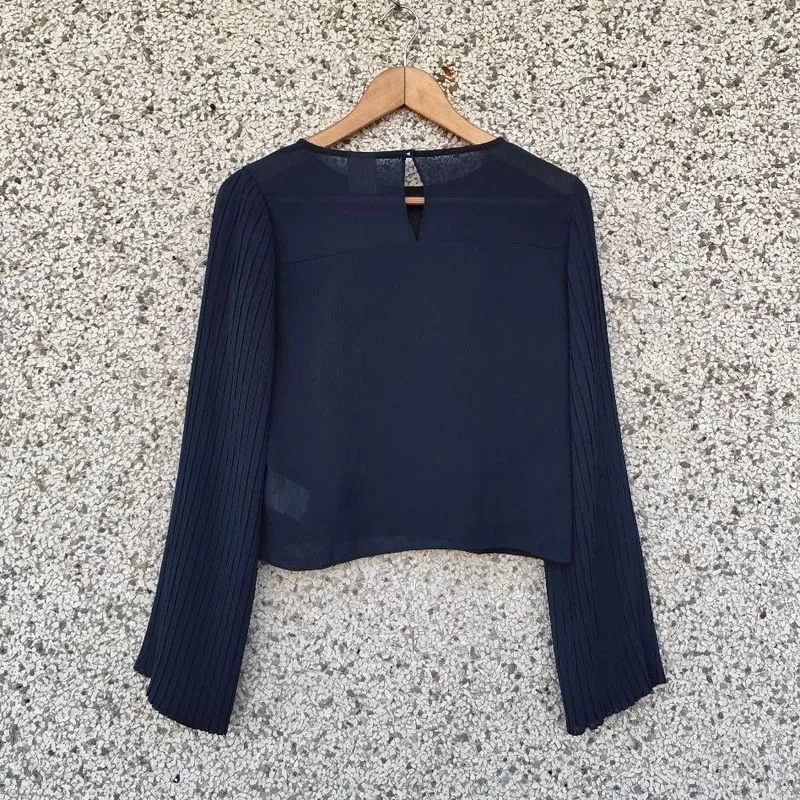 Blusa azul-marinho manga plissada