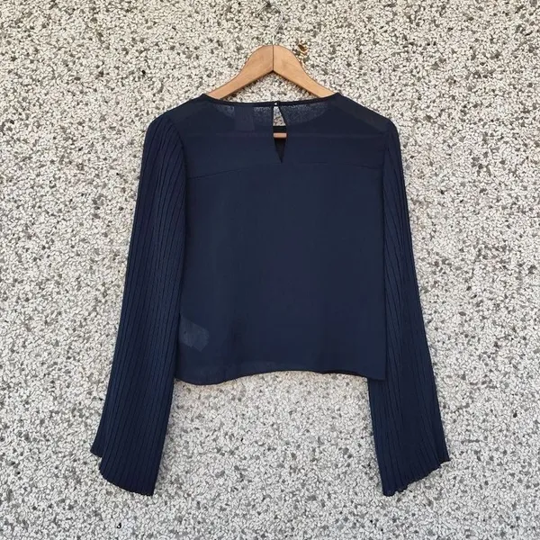 Blusa azul-marinho manga plissada