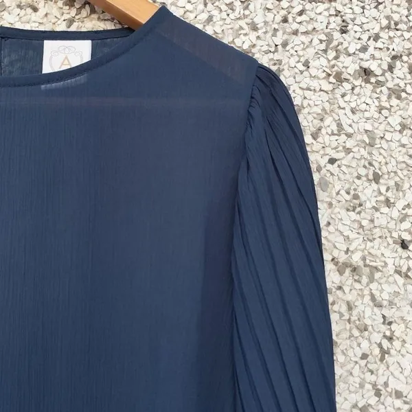 Blusa azul-marinho manga plissada