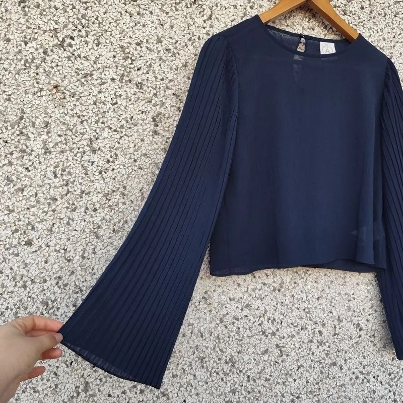 Blusa azul-marinho manga plissada