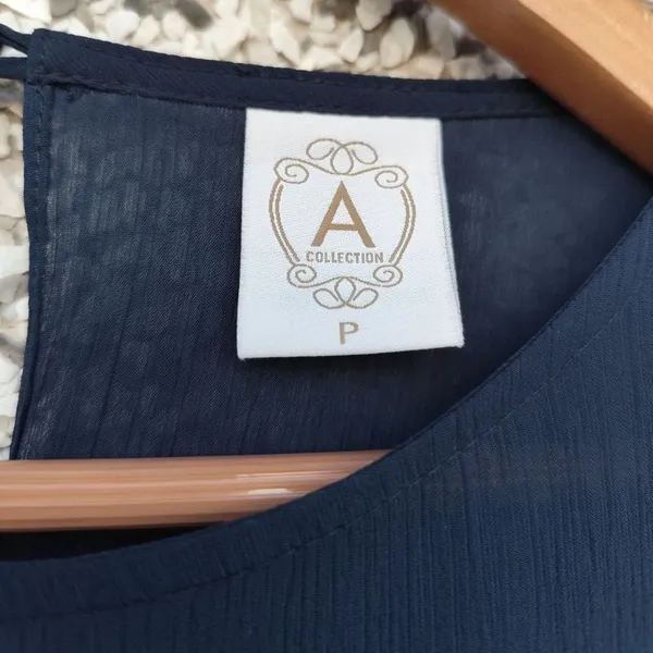 Blusa azul-marinho manga plissada