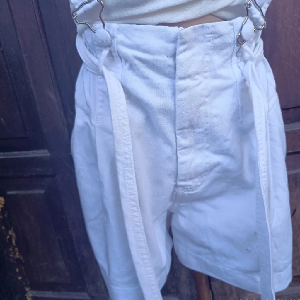 jardineira jeans branca de cintura alta