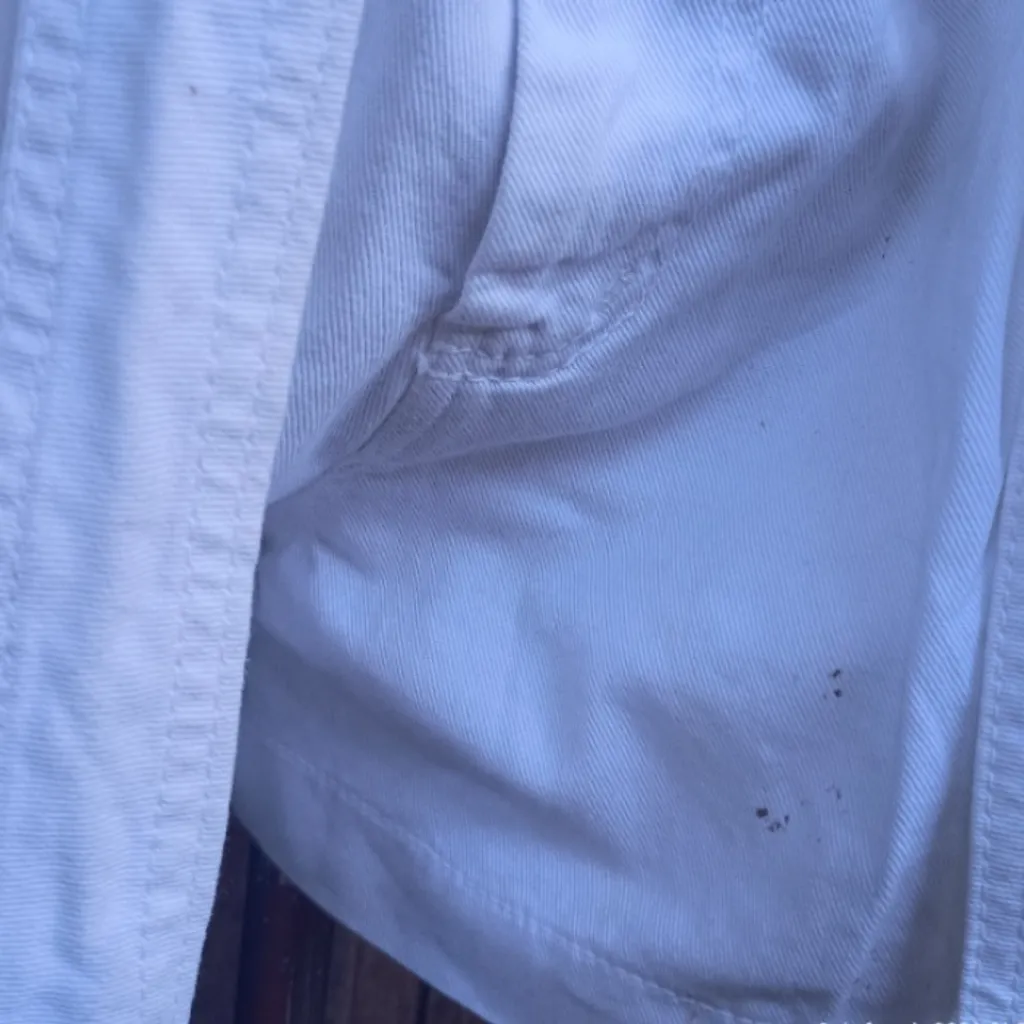 jardineira jeans branca de cintura alta