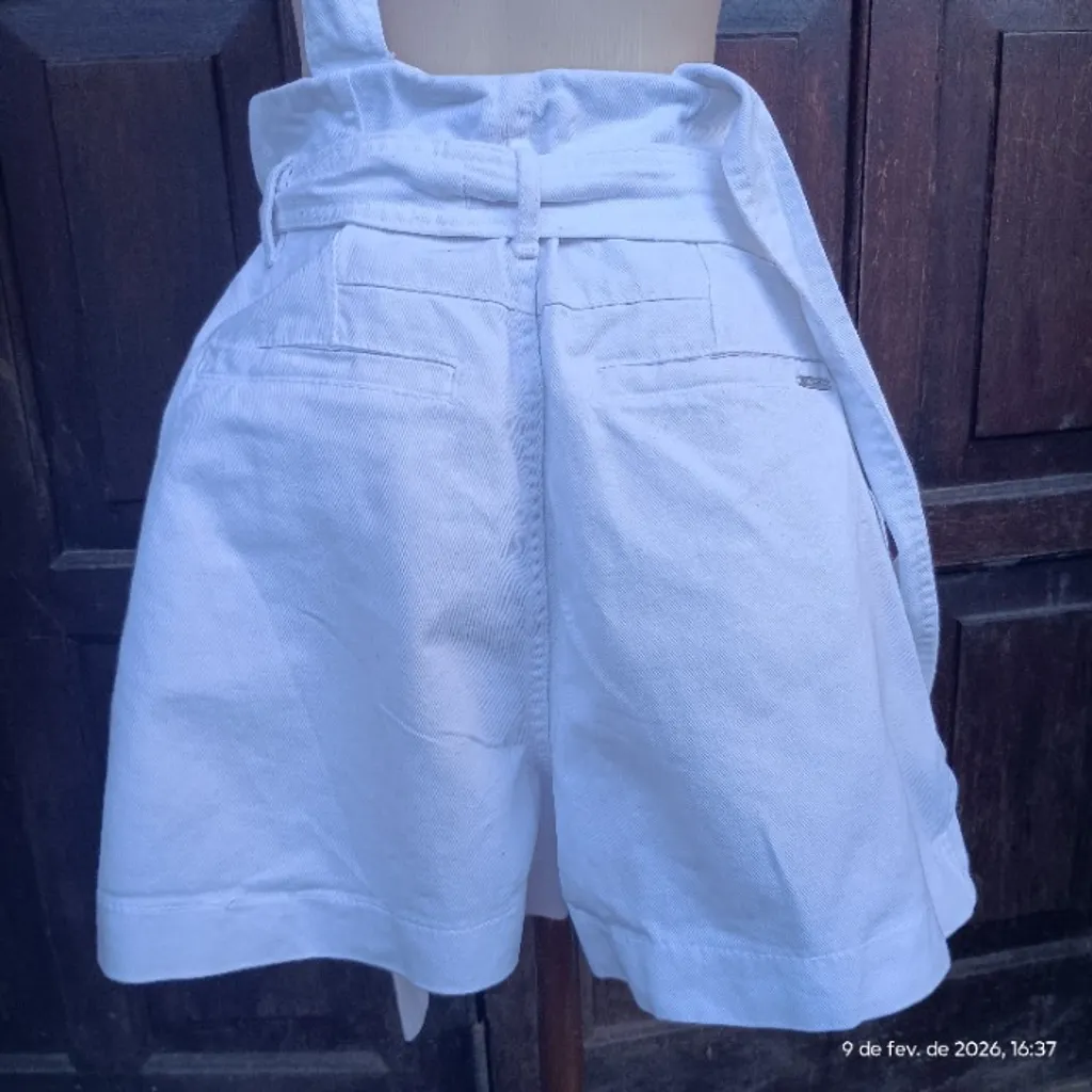 jardineira jeans branca de cintura alta