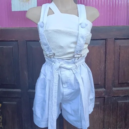 jardineira jeans branca de cintura alta