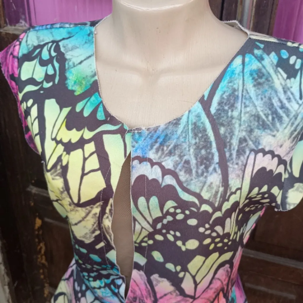 blusa estampada lança perfume recorte profundo