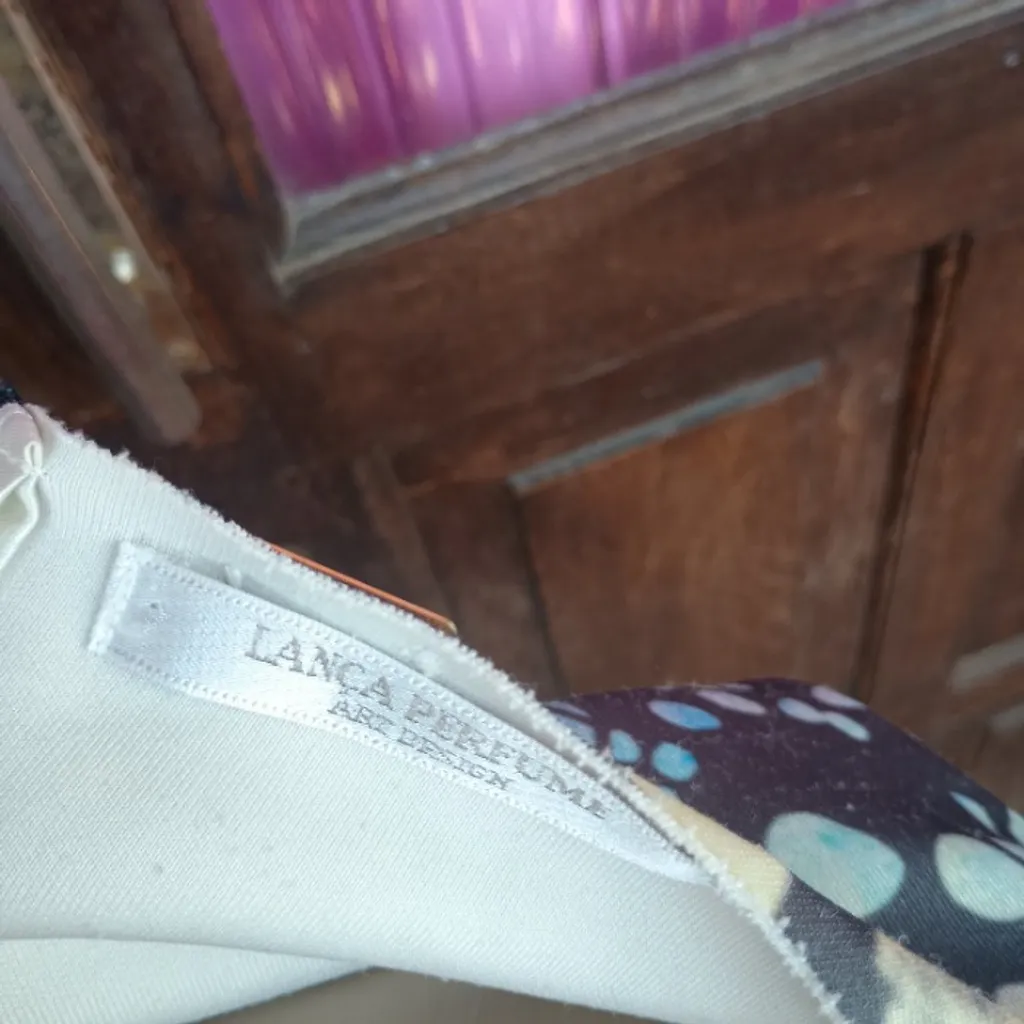 blusa estampada lança perfume recorte profundo