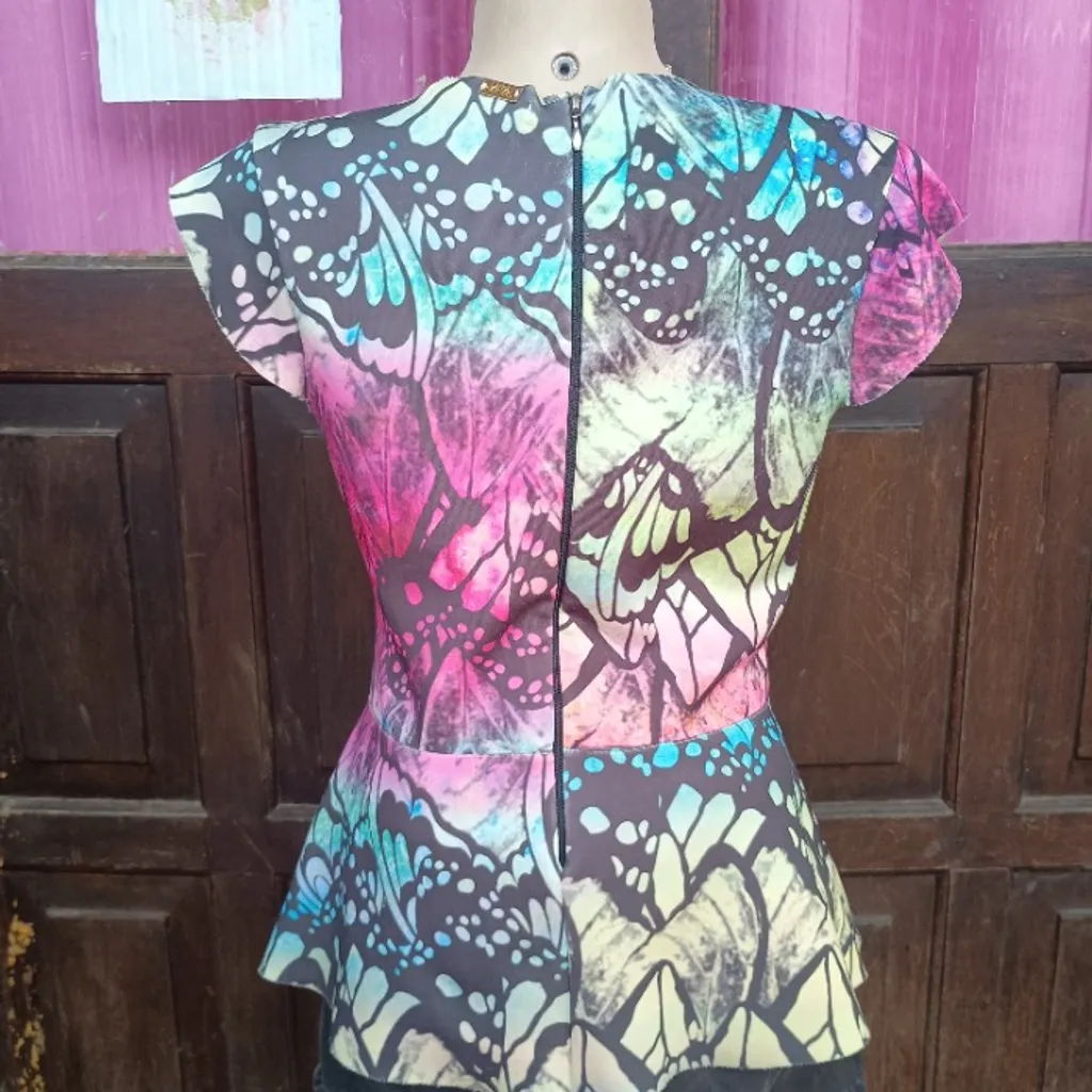 blusa estampada lança perfume recorte profundo