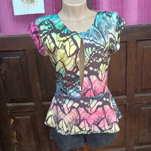 blusa estampada lança perfume recorte profundo